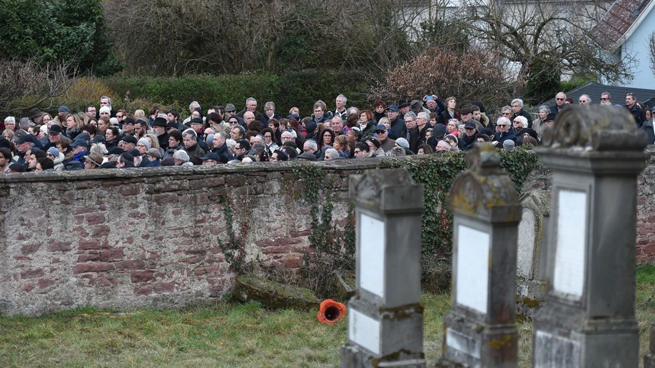 En février dernier, des personnes assistent à une cérémonie de commémoration au cimetière juif de Quatzenheim, dans le Bas-Rhin, où 80 tombes ont été vandalisées.