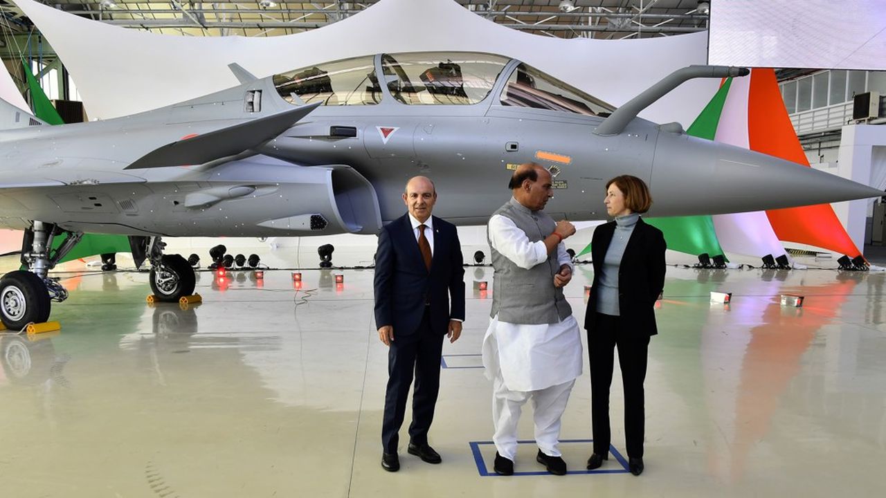 Devant un Rafale frappé d'une cocarde aux couleurs indiennes sur le site de Dassault Aviation à Mérignac, près de Bordeaux, le ministre indien de la Défense Rajnat Singh a salué un « jour historique pour les forces armées indiennes ».