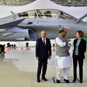 Devant un Rafale frappé d'une cocarde aux couleurs indiennes sur le site de Dassault Aviation à Mérignac, près de Bordeaux, le ministre indien de la Défense Rajnat Singh a salué un « jour historique pour les forces armées indiennes ».
