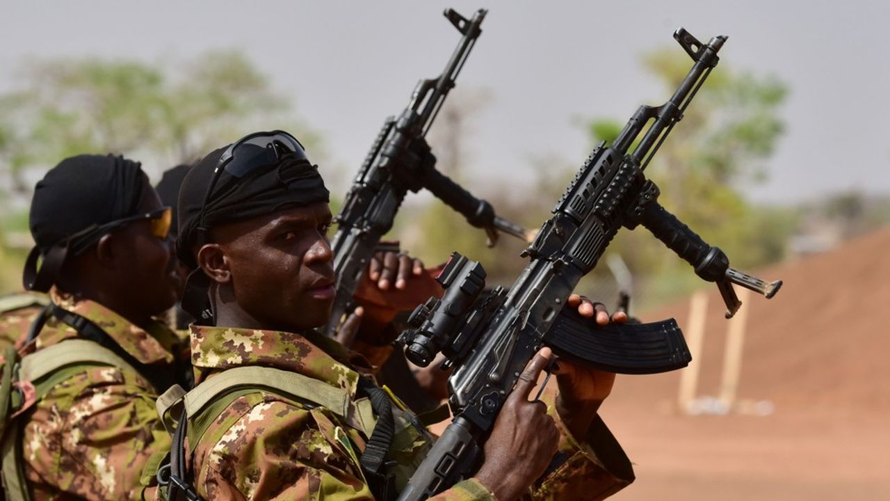Des soldats maliens faisaient en avril 2018 des exercices militaires près de Ouagadougou au Burkina Faso en liaison avec les forces antiterroristes américaines, européennes et africaines.