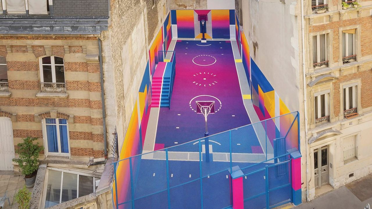 Nike a financé la rénovation du cours Duperré, un terrain de basket du IXème arrondissement de Paris longtemps à l'abandon.