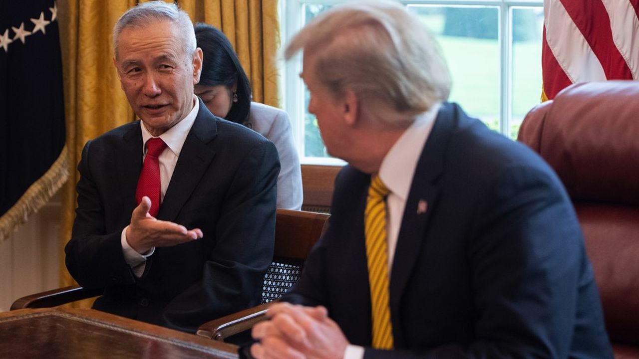 Le vice-Premier ministre chinois Liu He et Donald Trump à la Maison Blanche en avril dernier.