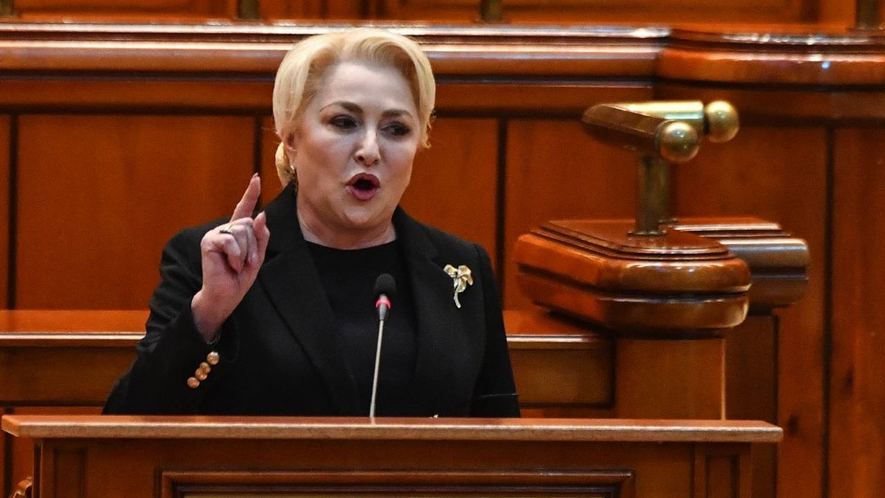 La Première ministre roumaine, Viorica Dancila s'adresse au Parlement jeudi avant d'être renversée par un vote de défiance de l'opposition. « Je pars avec la conscience du devoir accompli », a-t-elle dit.
