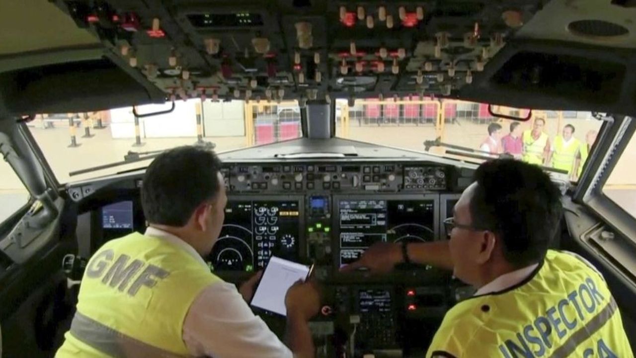 Des techniciens inspectent le cockpit d'un Boeing 737 MAX-8 à l'aéroport Soekarno Hatta de Jakarta.
