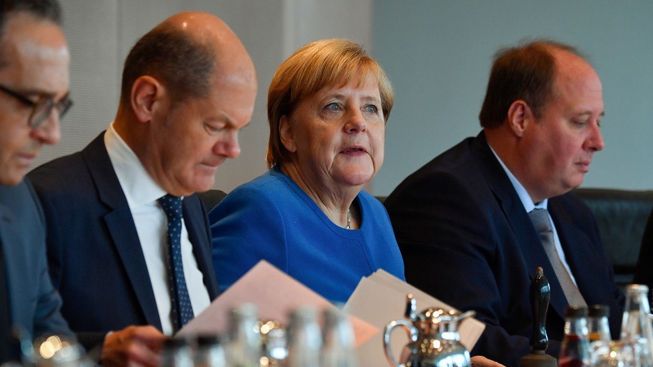 Heiko Maas, le ministre des Affaires étrangères allemand, aux côtés d'Angela Merkel.