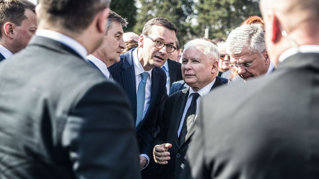 Le chef du parti conservateur, Jaroslaw Kaczynski (à droite) et le premier ministre, Mateusz Morawiecki (à gauche) constituent le tandem de choc des élections législatives polonaises.