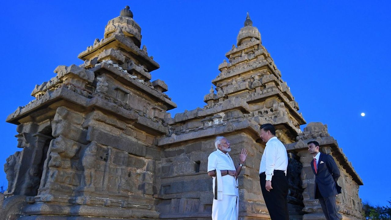Le Premier ministre indien Narendra Modi (à gauche) et le président chinois Xi Jinping ont visité vendredi le temple Shore avant leur sommet de deux jours.