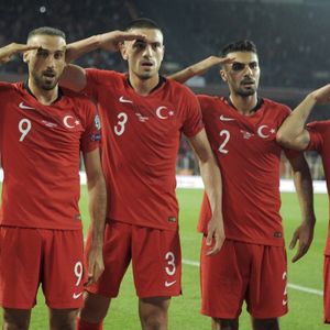 Lors du match contre l'Albanie vendredi soir, plusieurs joueurs turcs ont effectué un salut militaire pour célébrer leur victoire. Un geste interprété comme un soutien apporté au président Erdogan et son offensive contre les Kurdes en Syrie.