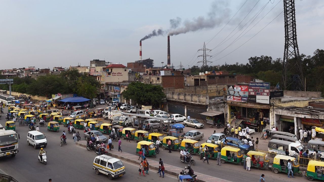 Plus de la moitié de l'électricité consommée en Inde est générée par des centrales à charbon (ici les cheminées d'une centrale à New Dehli).