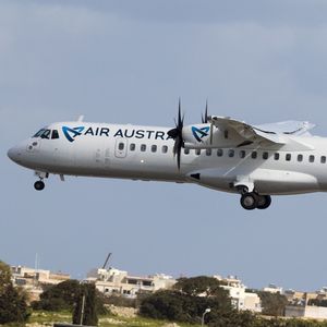 La flotte moyen-courrier de la compagnie réunionnaise Air Austral est actuellement composée d'un ATR 72 et deux Boeing 737 qui seront donc appelés à être remplacés par trois Airbus A220-300.