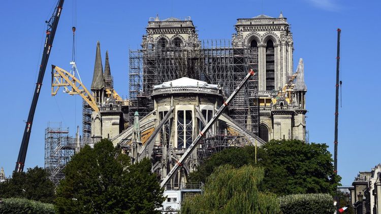 Des cintres en bois ont commencé à être posés pour soutenir les arcs-boutants et stabiliser Notre-Dame. Ici une photo du chantier prise le 9 juillet dernier.