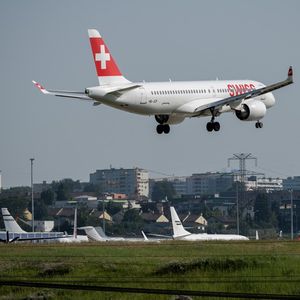 Un A220 de Swiss qui effectuait un vol entre Londres et Genève a dû être dérouté tôt mardi matin en raison d'un incident sur un moteur.