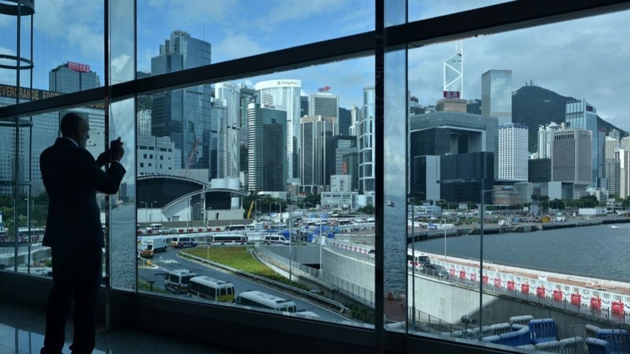 La crise sociale à Hong Kong impacte fortement l'économie locale, le PIB ayant reculé de 0,4 % au deuxième trimestre.