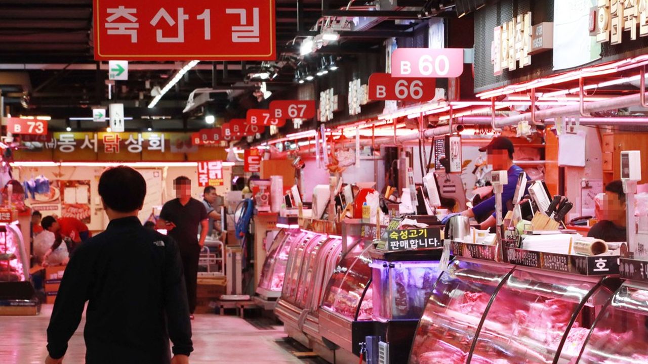 Les services de renseignement de Séoul ont expliqué aux parlementaires qu'ils avaient collecté des informations montrant que les élevages nord-coréens de porc situés près de la frontière avec le Sud avaient été durement frappés (photo : dans un magasin à Séoul)