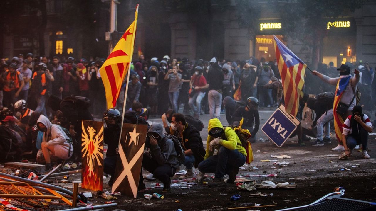 La tension a baissé ce week end en Catalogne après les violents affrontements de vendredi. A trois semaines des législatives, la région promet d'être l'élément central de la campagne électorale.