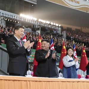 La dernière apparition publique de Ri Sol-ju (à droite aux côtés de Kim Jong-un) remonte à juin, à l'occasion de la visite de Xi Jinping