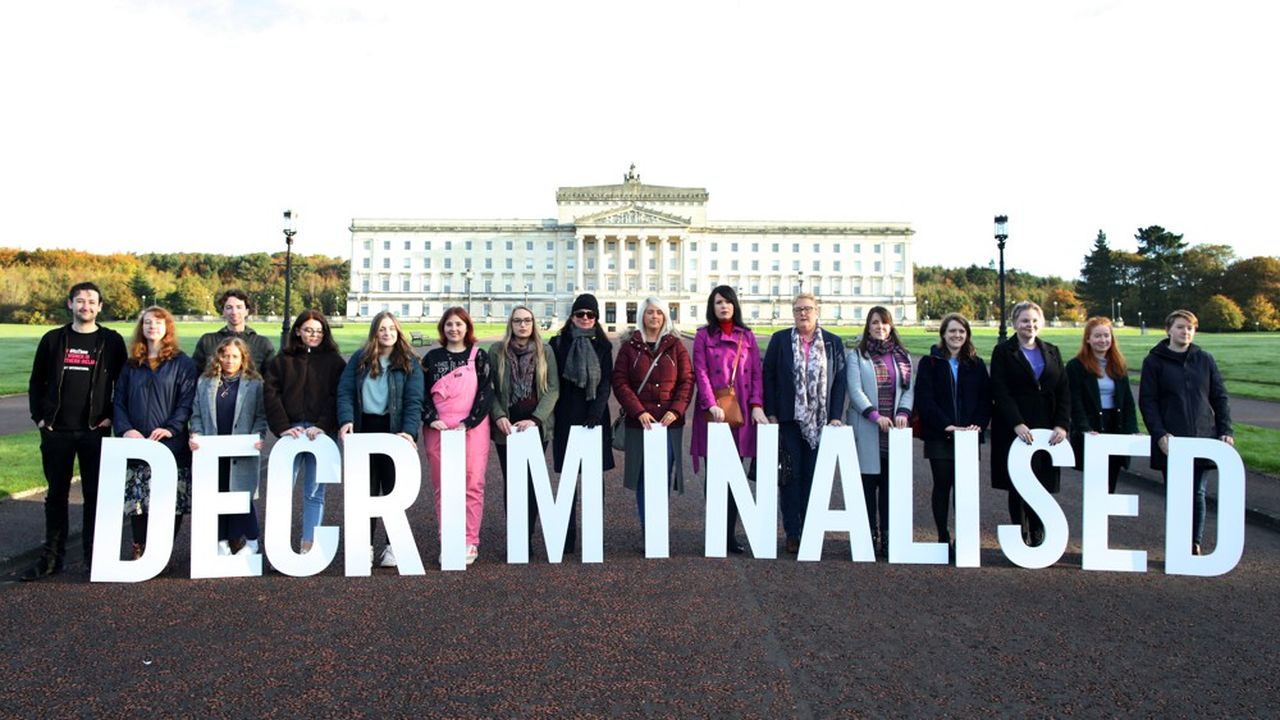 Devant le Parlement de Belfast, des manifestants « pro-choice » ont salué lundi la décision prise par le Parlement de Westminster à Londres de dépénaliser l'avortement et le mariage homosexuel en Irlande du Nord.