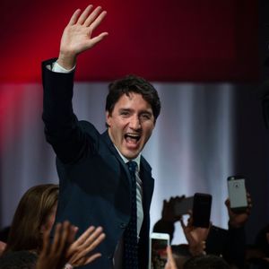 Le Premier ministre canadien, Justin Trudeau, célèbre une victoire en demi-teinte, car il a perdu la majorité.