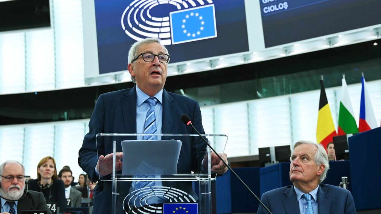 Sous l'oeil d'un Michel Barnier reconduit dans ses fonctions, Jean-Claude Juncker a regretté devant le Parlement européen mardi « le temps » et « l'énergie » perdus à cause du Brexit.