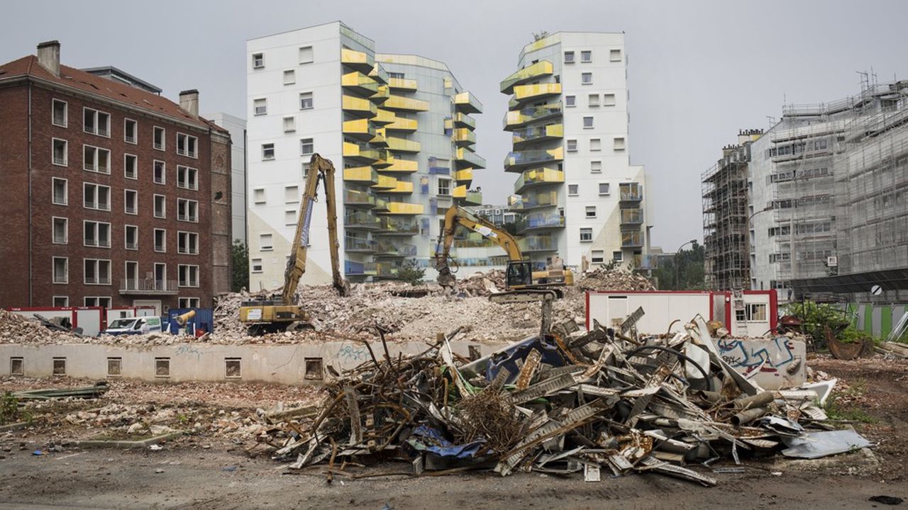 Une destruction d'immeuble HLM. Action Logement lancera l'an prochain un vaste programme de démolition afin de contribuer à restructurer l'offre de logements sociaux.