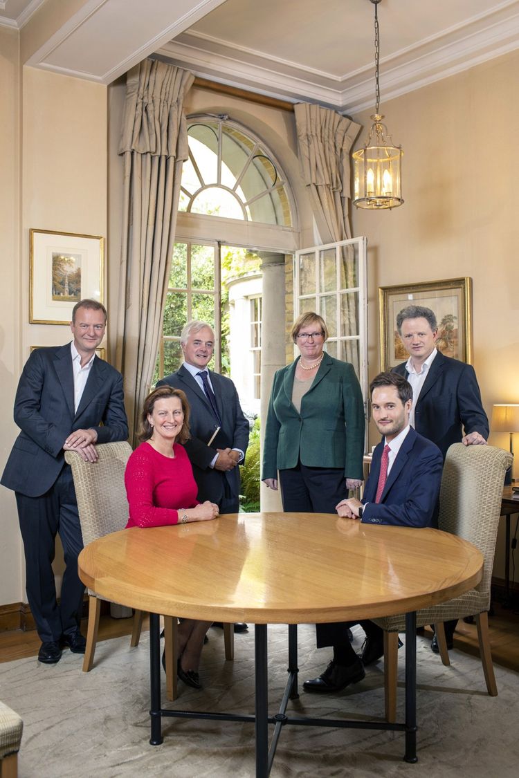 À la tête de la dernière banque familiale indépendante du royaume, six associés, tous des Hoare. Ils sont ici photographiés au siège de la banque : de gauche à droite, Simon, Venetia, Alexander, Bella, Rennie et Alex.