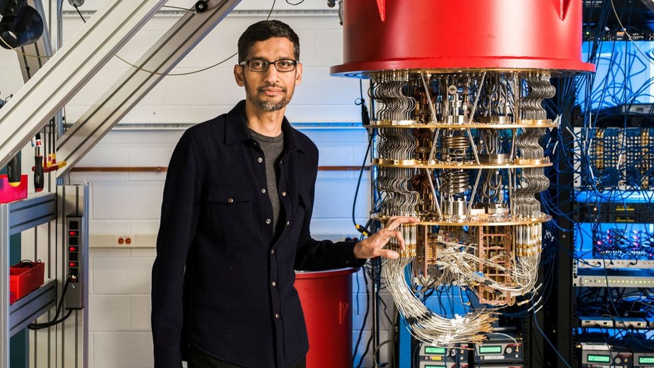 Sundar Pichai, PDG de Google, devant une des machines du laboratoire d'informatique quantique de Google à Santa Barbara (Californie).