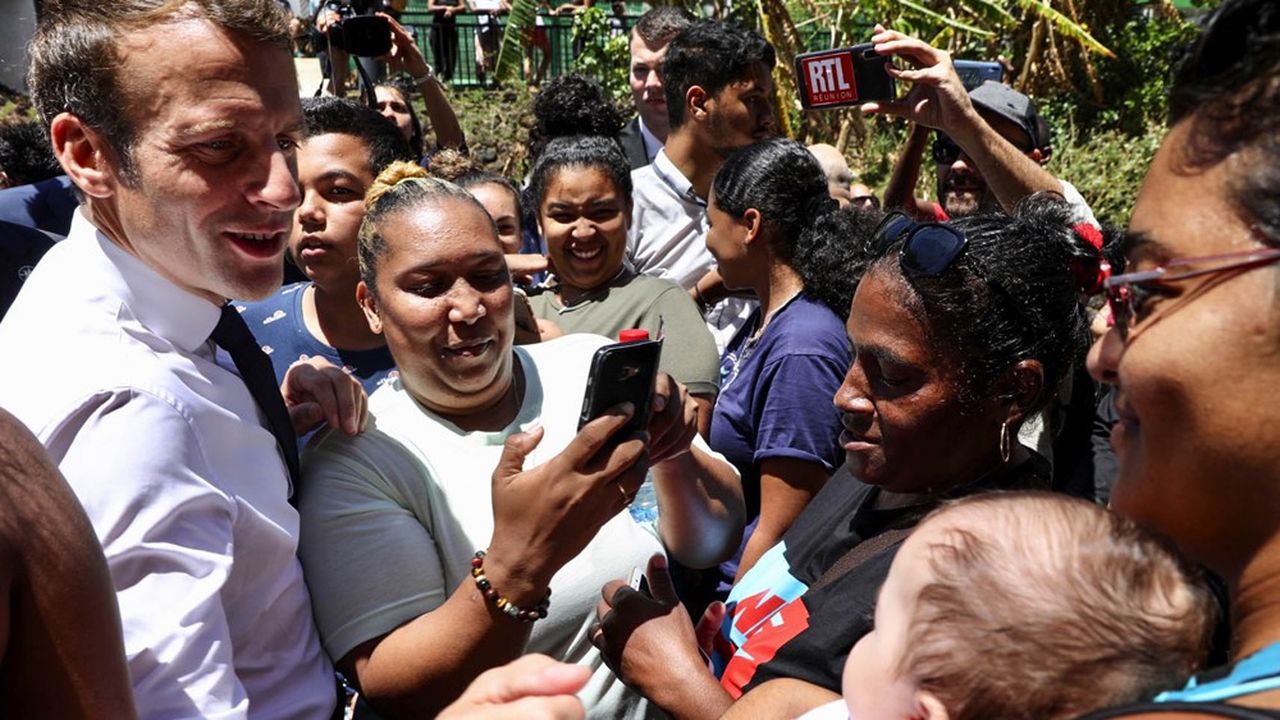 Accompagné notamment du maire PS Gilbert Annette, Emmanuel Macron est allé, ce jeudi matin, à la rencontre des habitants du quartier des Camélias, à Saint-Denis de La Réunion.