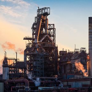 Tata Steel enclenche un plan d'économies de 830 millions d'euros à réaliser dans ses implantations européennes, en Belgique, France, Royaume-Uni et Pays-Bas.
