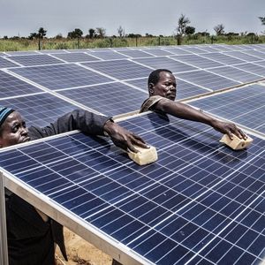 Le Fonds vert pour le climat a vocation, par ses financements, à débloquer les projets qui contribuent à atténuer le réchauffement dans les pays en développement, comme cette centrale solaire en Afrique.