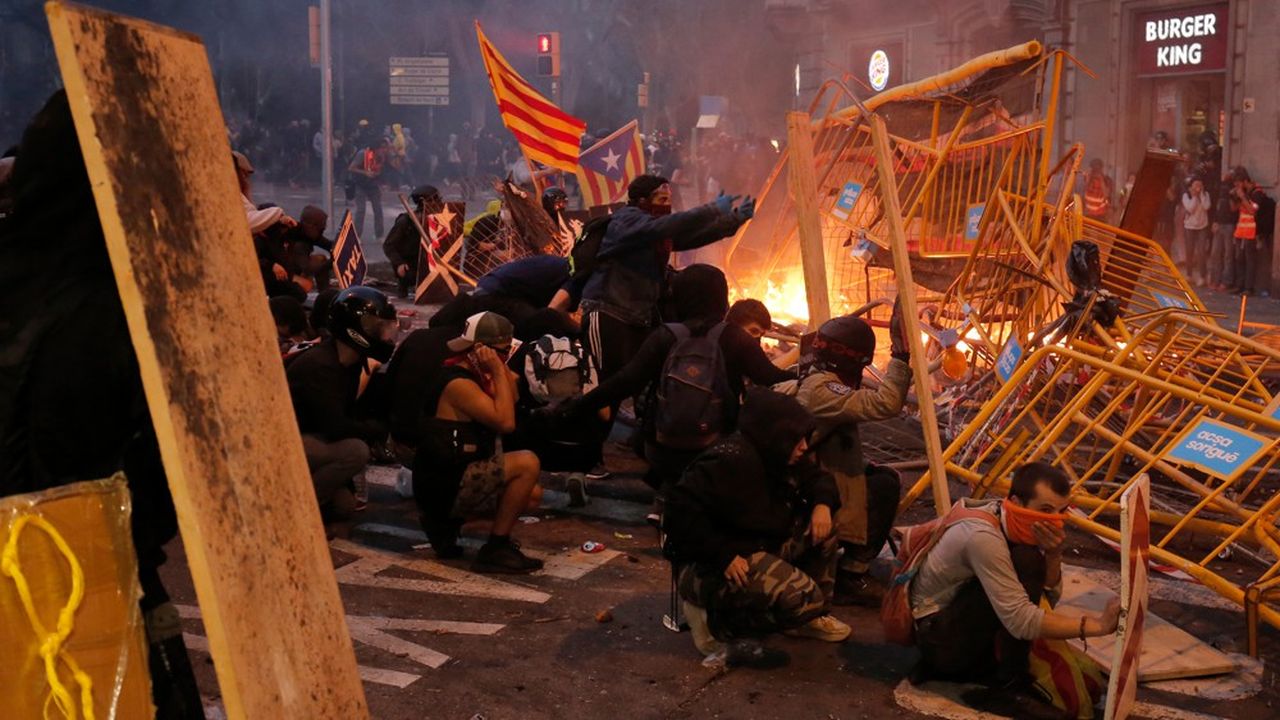 La semaine de protestations contre les condamnations infligées aux chefs de file indépendantistes jugés pour la tentative de sécession de 2017, a été accompagnée d'explosions de violence et de vandalisme dans le centre de Barcelone. (Photo by Pau Barrena/AFP)