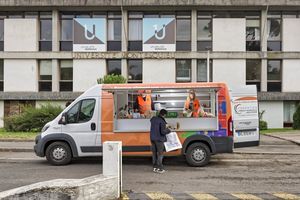 Devant le campus de Pessac de l'universite de Bordeaux, un camion de la Banque alimentaire.