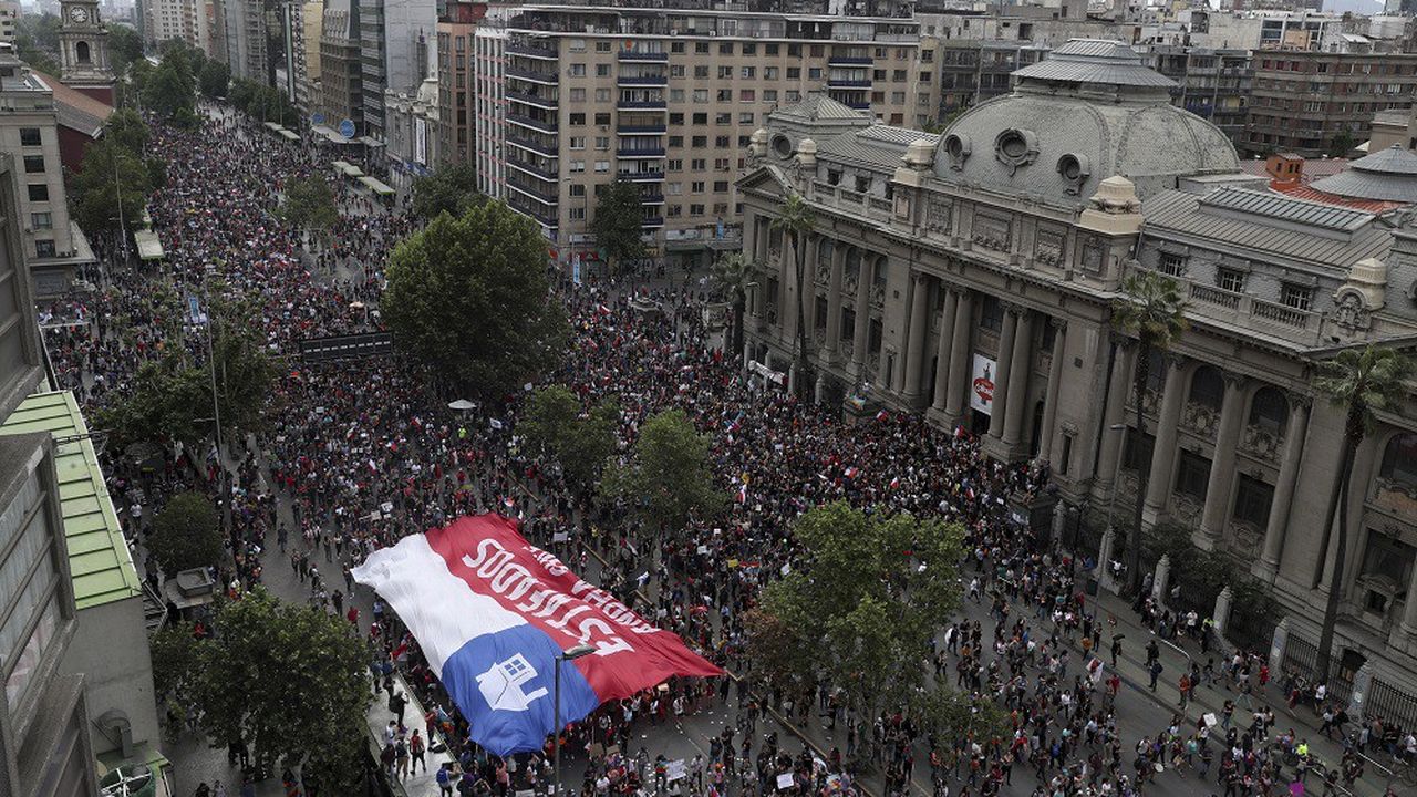 Plus d'un million personnes a défilé au Chili dans une mobilisation historique pour protester contre les inégalités sociales.