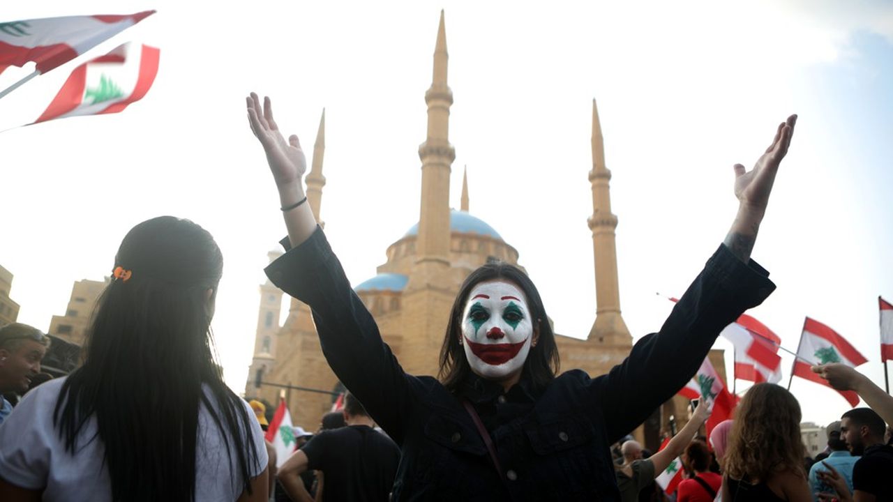 Depuis plusieurs jours, les Libanais protestent contre la hausse des impôts et la corruption du régime. A Beyrouth, sur la place des Martyrs, le 19 octobre dernier, une manifestante porte un maquillage tiré d'un personnage du film « Joker ».