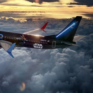 Parmi les efforts destinés à adoucir son image, United Airlines a repeint l'un de ses appareils aux couleurs du nouveau « Star War ».