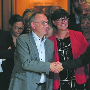 Le ministre des Finances Olaf Scholz et sa partenaire Klara Geywitz sont arrivés en tête du premier tour avec 22,68 % des votes, contre 21,04 % pour Norbert Walter-Borjans, ex-ministre des finances de Rhénanie-du-Nord-Westphalie et Saskia Esken, députée du Bade-Wurtemberg.