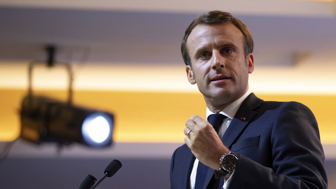 Trois jours après avoir refusé de s'exprimer sur les questions d'islam et de laïcité, Emmanuel Macron a accordé un entretien fleuve à « Valeurs Actuelles » qui fait polémique