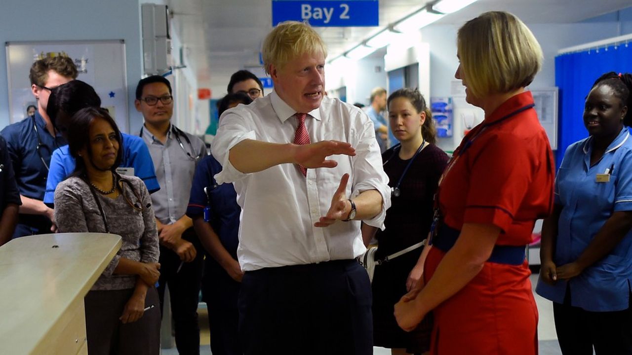 Outre le Brexit, le NHS, le sacro-saint système de santé britannique, devrait être l'un des principaux thèmes de campagne. Ici, Boris Johnson en visite dans un hôpital, le 7 octobre dernier.