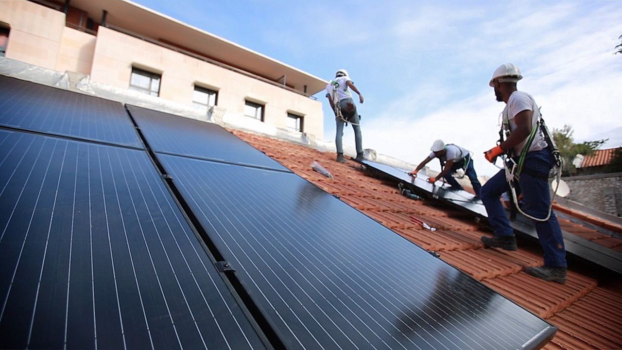 Poseurs d'Avenir est une formation à l'énergie photovoltaïque destinée à des personnes éloignées de l'emploi.