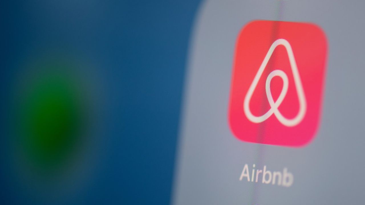 Airbnb affirme que toute annonce signalée comme problématique par un bailleur social est immédiatement supprimée de son site.