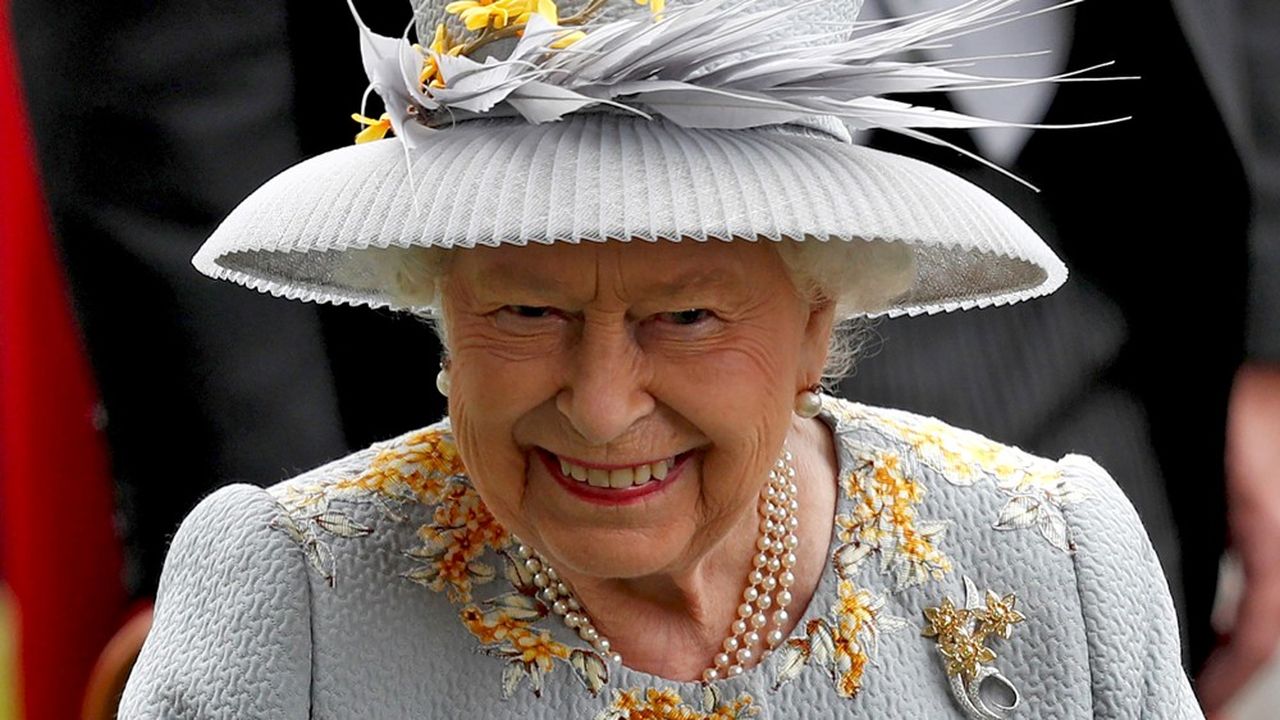 Buckingham Palace confirme que « lorsque de nouveaux vêtements seront créés pour la reine, toute fourrure utilisée sera fausse ».