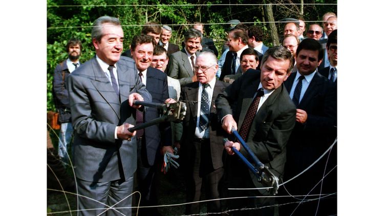 27 juin 1989 : les ministres hongrois et autrichien des Affaires étrangères cisaillent symboliquement le « Rideau de Fer »