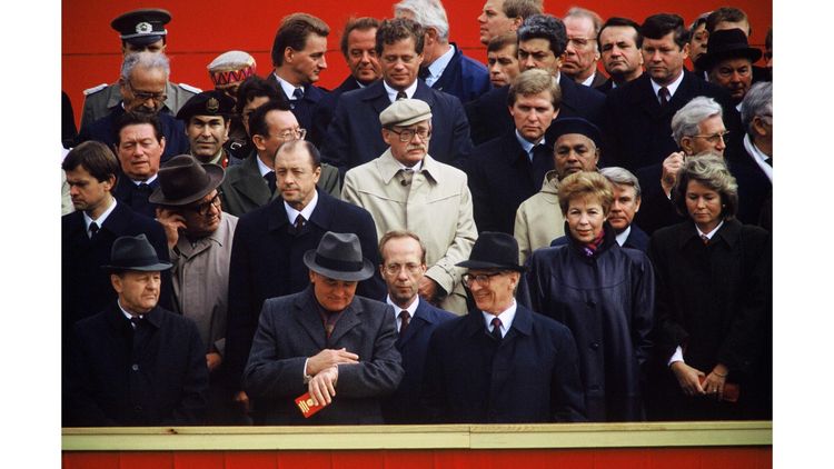 Michaïl Gorbatchev est reçu à Berlin-est par le leader est-allemand Erich Honecker à l'occasion des 40 ans de la RDA