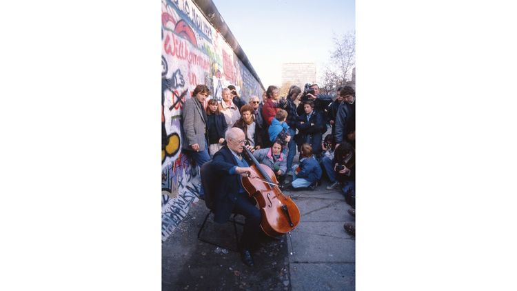 11 novembre : Rostropovitch joue devant le mur de Berlin déjà béant