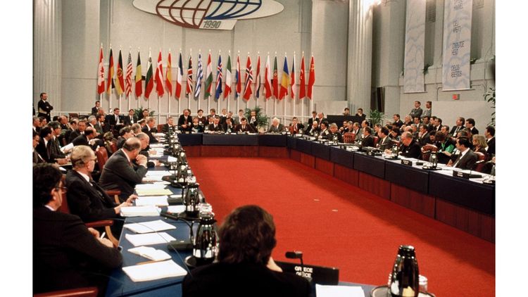 14 février : l'Otan et le Pacte de Varsovie discutent de la réunification des deux Allemagne