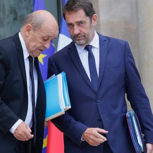 Jean-Yves Le Drian (à gauche), qui était déjà ministre sous François Hollande, est l'un des ministres à avoir un capital dans l'opinion. La plupart, à l'image de Christophe Castaner (à droite), ne sont guère populaires.