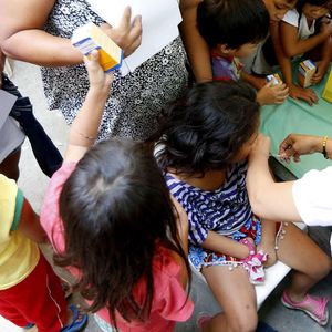 Volontaires philippins de la Croix Rouge vaccinant des enfants à Manille.