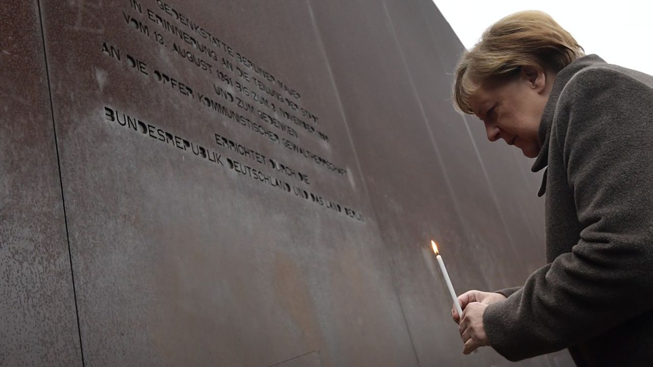 Angela Merkel se recueille devant un mémorial célébrant les 30 ans de la chute du mur. (Photo by Tobias SCHWARZ/AFP)