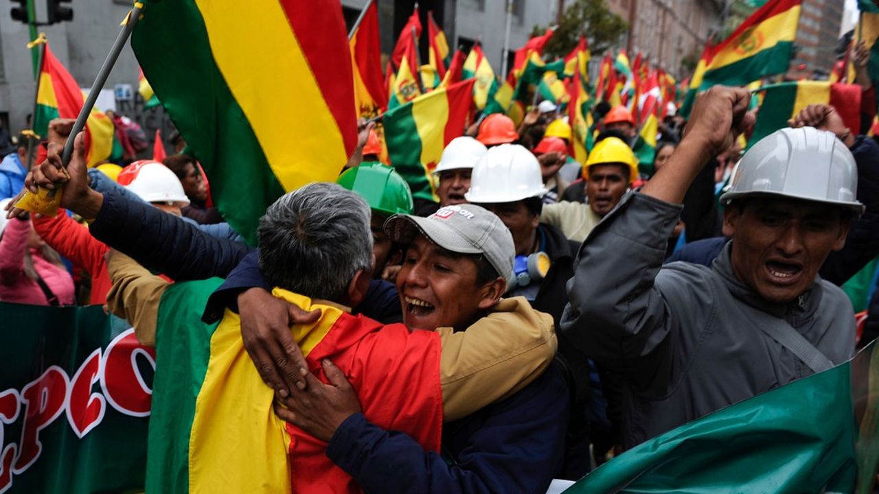 Des Boliviens se congratulent après l'annonce de la démission du président Evo Morales à La Paz.