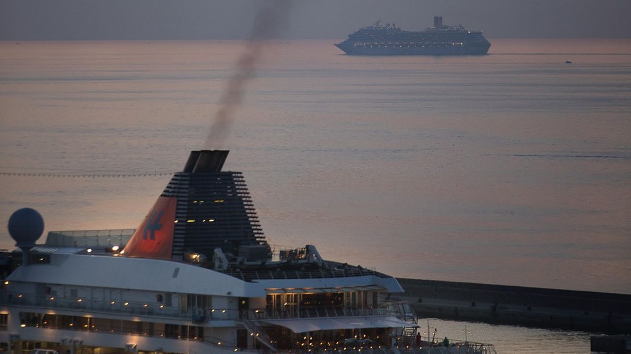 Dans le port de Marseille, la fumée s'échappe de la cheminée d'un ferry. Bientôt, le branchement à quai permettra d'éliminer la pollution aux fines particules.