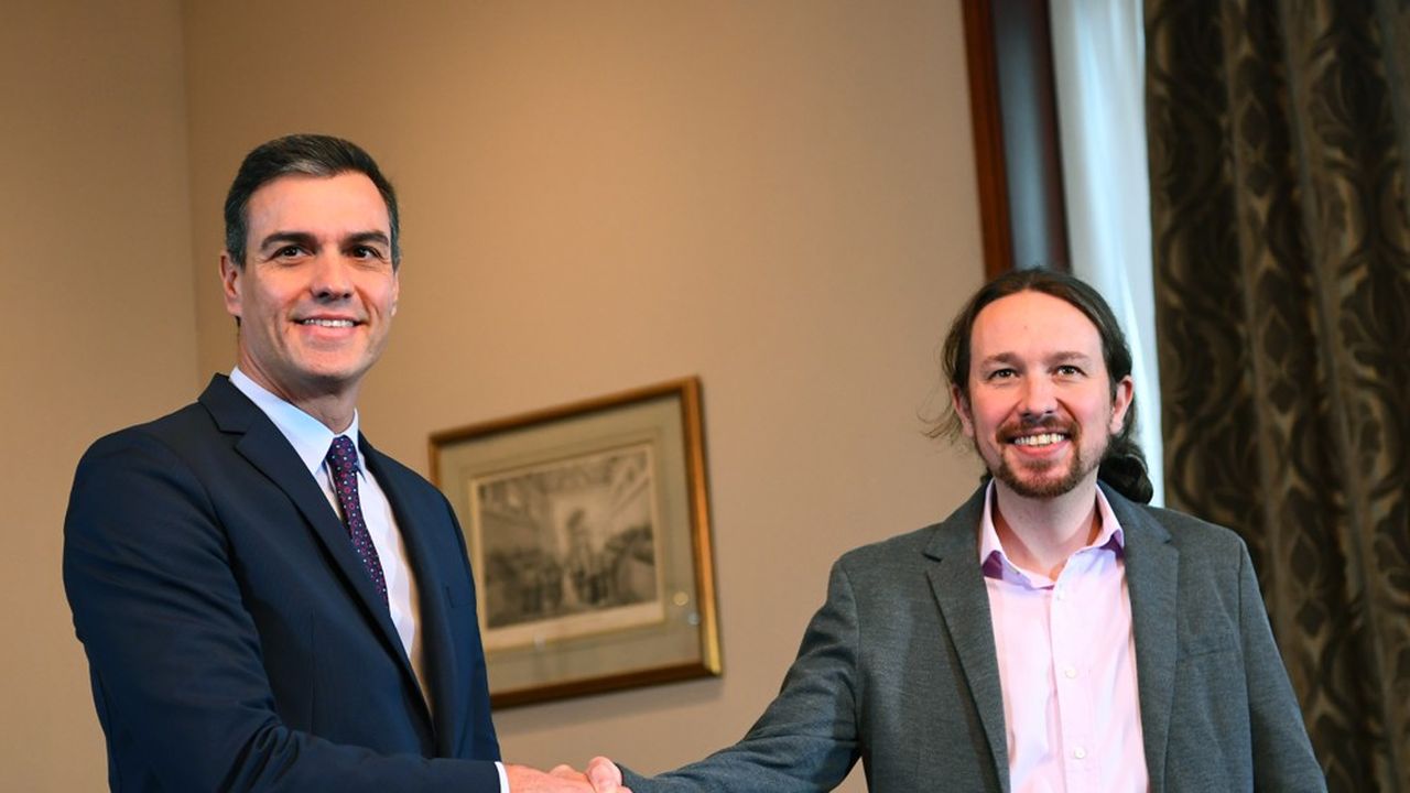 Le socialiste Pedro Sanchez et le leader de Podemos Pablo Iglesias ont signé un accord pour une coalition de gouvernement.